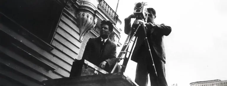 Jean Vigo et son équipe lors d'un tournage en extérieur, style avant-garde.