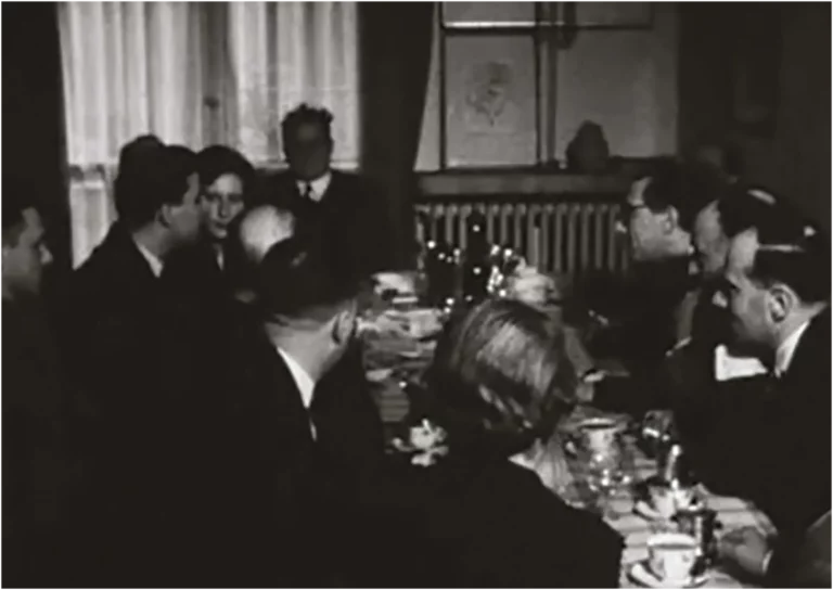 Rassemblement des amis et proches de Jean Vigo autour d'une table.